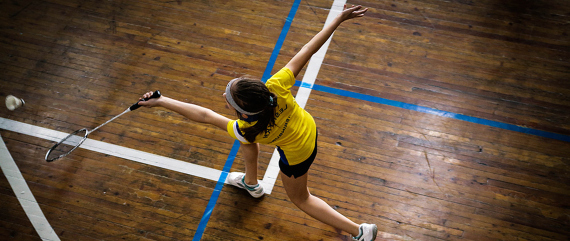 tjej som spelar badminton